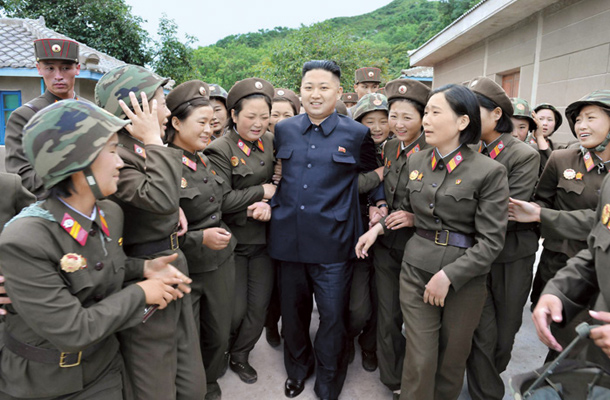 Kim Džong Un med vojakinjami 