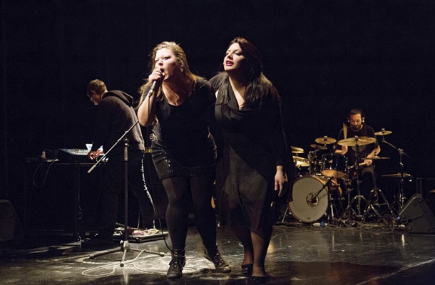 Bend je metafora za državo, glasbenik za prebivalca (v ospredju vokalistki Tina Perić in Irena Preda).