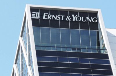 Eden izmed nebotičnikov revizijske hiše Ernst & Young 