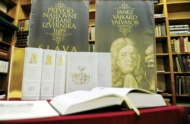 320 let po izidu originala smo dobili prvi slovenski prevod najbolj citirane in navajane knjige pri nas. Komplet stane 3.500 ali 7.000 evrov. 