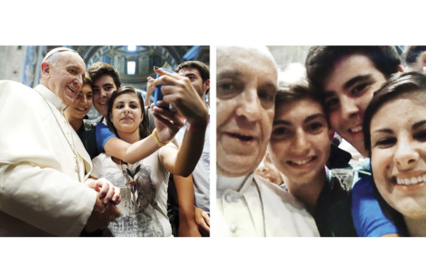 Trenutno najbolj zgodovinski selfi je nastal avgusta letos, ko se je papež Frančišek fotografiral s skupino italjanskih najstnikov. Levo: ujeti med fotografiranjem, desno: na Twitterju objavljen selfi.