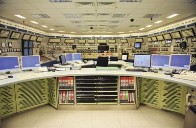 Popolna kopija kontrolne sobe nuklearke, namenjena za usposabljanje. Do prave kontrolne sobe in njene rezerve javnost nima dostopa.