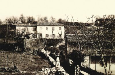Šola v Tomaju, kjer so Kosovelovi stanovali od leta 1908 do 1924.