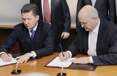 Dolgoletni Direktor Plinovodov Marjan Eberlinc novembra 2012 ob podpisu »dokumenta o vlaganju« v Južni tok