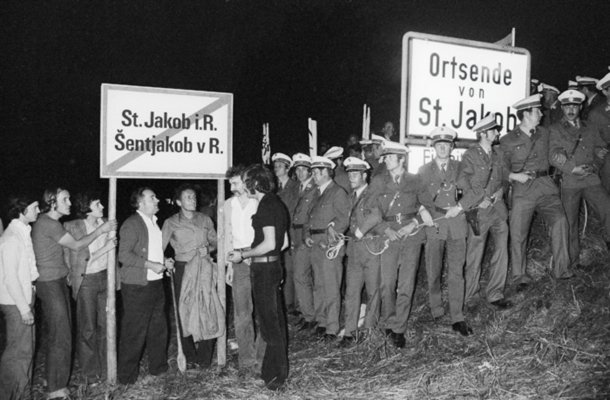 Avstrijski policisti varujejo enojezični krajevni napis pred »manjšinci«,  ki bi želeli dvojezični napis jeseni 1972