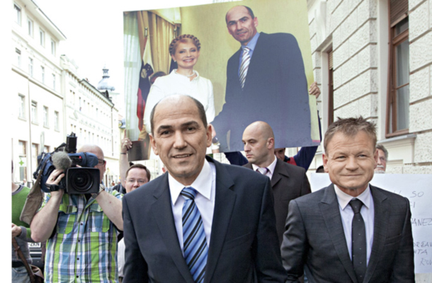 Janez Janša in njegov odvetnik Franci Matoz po končanem sojenju v Ljubljani junija 2013, na katerem so bili slovenski akterji obsojeni