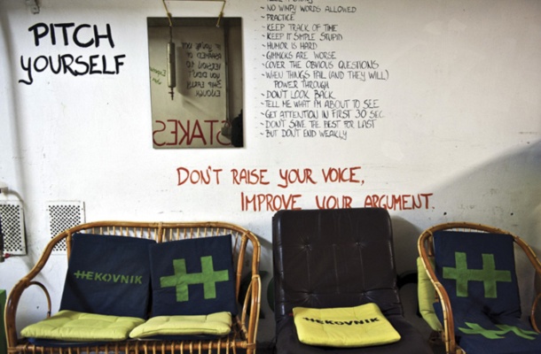 Startup šola Hekovnik, ki pomaga razvijati ideje do tržne uspešnice, ima na stenah svojih prostorov v Ljubljani napisana gesla. Na primer: »Delaj, kar ljubiš, ljubi, kar delaš« ali »Disciplina je most med cilji in dosežki«.