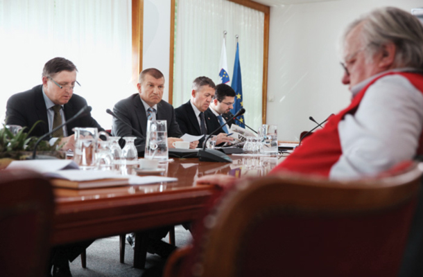 Foto tedna Zasliševalci Toneta Partljiča na seji komisije državnega zbora za ugotovitev in oceno delovanja ekstremističnih skupin v Sloveniji.