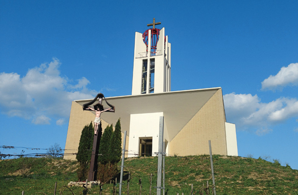 Posledice finančnih malverzacij mariborske nadškofije - cerkev v Košakih (Maribor), ki se prodaja na dražbi