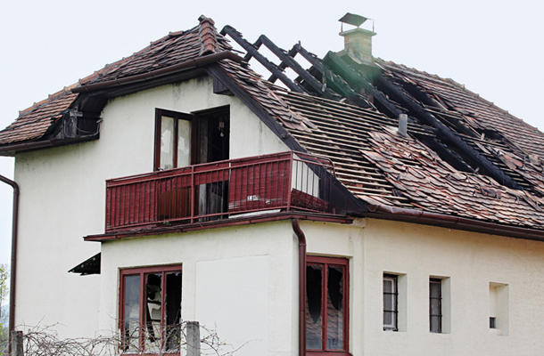 Požgana hiša romske družine v »slovenskem« naselju Trnovlje