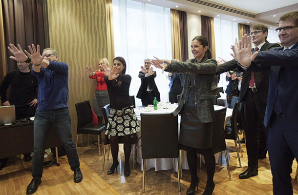 Minister za izobraževanje dr. Jernej Pikalo (v sredini fotografije) in drugi udeleženci poslovnega zajtrka ameriške gospodarske zbornice v Sloveniji plešejo po navodilih slovenske plesalke Nike Kljun. Dogodek je potekal 14. januarja letos v ljubljanskem hotelu Slon in je bil del tretjih dni podjetništva. Glavni govornik je bil ameriški podjetnik Jerry Colonna (na fotografiji skrajno levo), ki je Slovencem povedal, da z nami ni nič narobe. »Ovira vas samo strah, občutek, da je naloga, ki je pred vami, prezahtevna. Ampak biti odrasel pomeni, da se naučiš spopadati s strahom,« je dejal