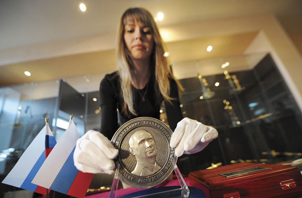 Priložnostni spominski kovanec v čast združitvi Rusije in Krima (na hrbtni strani kovanca je zemljevid Krima)