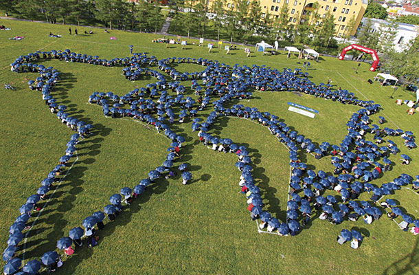 Foto tedna: Človeška veriga v obliki globusa, 50 let Študentske organizacije Univerze v Mariboru in dan Zemlje, Študentski kampus Maribor