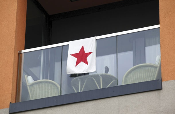 Totalitarna okrasitev steklene ograje