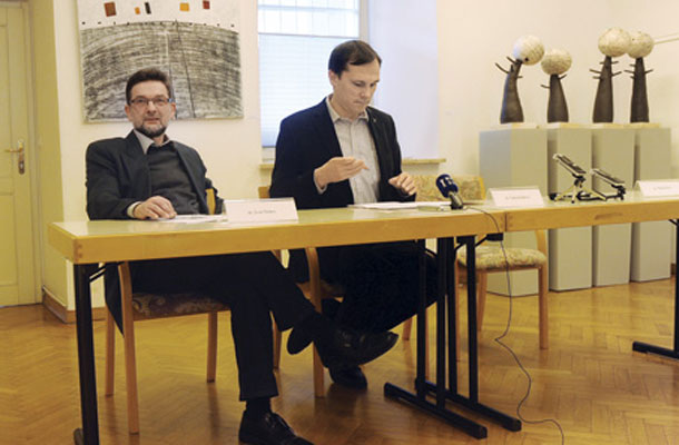 Tadej Strehovec ni samo lastnik spletnega portala, je tudi član škofovske komisije Pravičnost in mir (na fotografiji z Ivanom Štuhecem) 