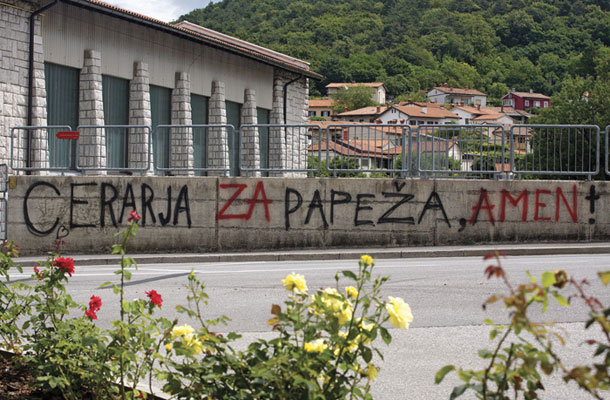Sporočilo Sloveniji (grafit v Sežani)