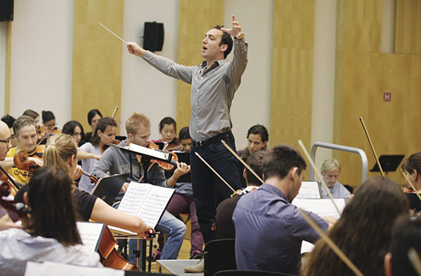 Antoine Glatard, 29-letni Parižan, asistent dirigent v Bruseljski operi, ki se je mojstrskega tečaja udeležil, čeprav v svojem orkestru že ima profesionalno funkcijo.