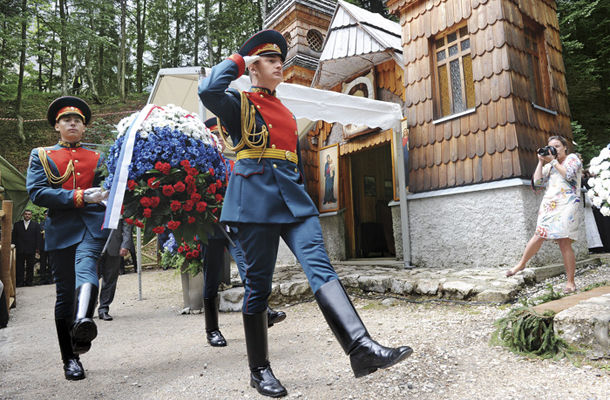 Foto tedna: Tradicionalna slovesnost pri Ruski kapelici pod Vršičem, letos v znamenju 100. obletnice začetka prve svetovne vojne.