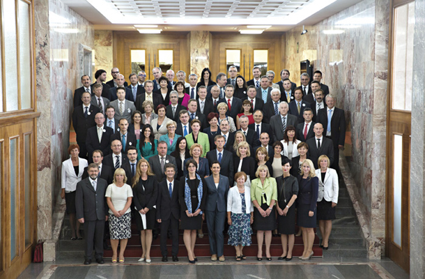 Foto tedna: Poslanci novega sklica državnega zbora. No, skoraj vsi, med manjkajočimi je tudi Janez Janša, ki se je sicer udeležil ustanovne seje.