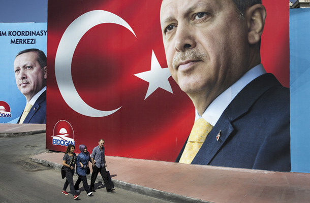 Predvolilne ulice v Istanbulu z Erdoganovimi podobami
