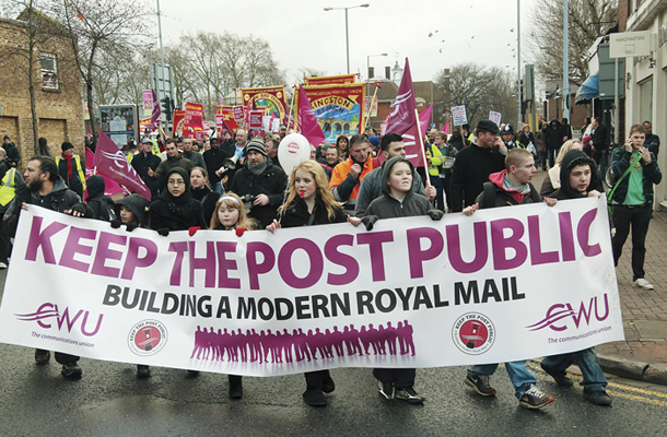 Protesti proti prodaji britanske pošte. Proti prodaji je bila tudi kraljica. Neuspešno. 