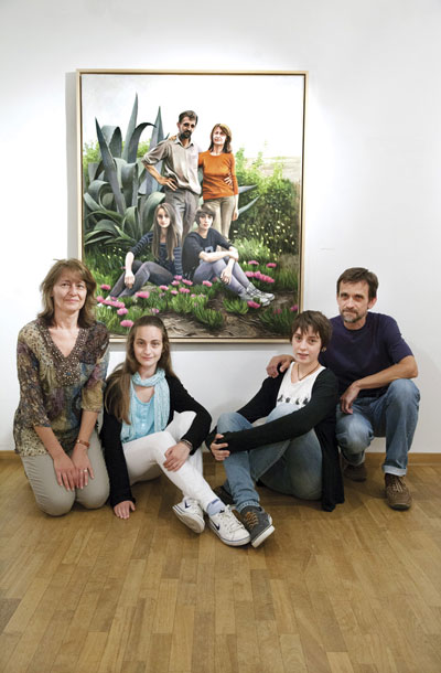 Družina pred sliko Mi, Jure Zadnikar: Z drugega konca, Hostel Celica, galerija Srečišče, Ljubljana
