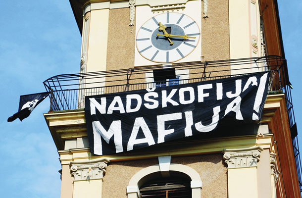 Še en umetniški odziv: leta 2012 je ruski umetnik Aleksej Plucer-Sarno na zvonik mariborske stolnice obesil transparent 