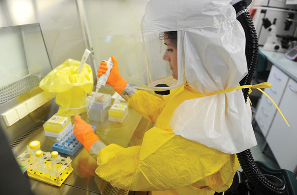 Laboratorij na Inštitutu za mikrobiologijo in imunologijo je edini v Sloveniji, opremljen za ravnanje s tako nevarnimi patogenimi organizmi, kot je virus ebole 
