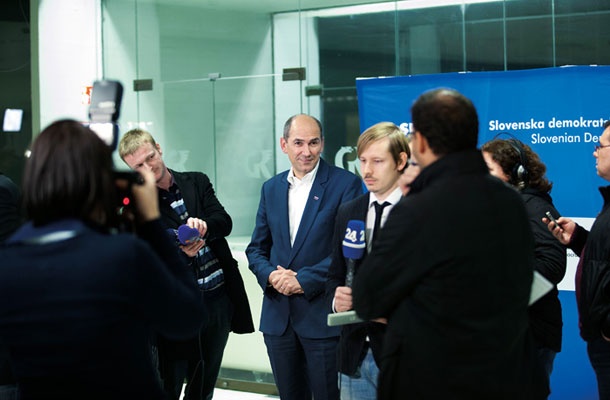 Veselje ob vrnitvi v politično areno: Janez Janša na delovnem posvetu stranke SDS dan po odločitvi ustavnega sodišča, da se mu začasno vrne poslanski mandat