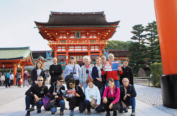 Skupina TA Nasmeh, tempelj Fušimi Inari, Kjoto, Japonska / Foto Darja Vrečar