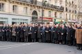 Fotografija prve vrste združenih politikov na pohodu v Parizu, ki ustvarja iluzijo, da so politiki del ljudskega protesta za njimi