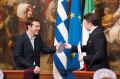 Italijanski predsednik vlade Renzi je Ciprasu ob njegovem obisku Rima podaril kravato. Cipras je obljubil, da si jo bo nadel, ko bodo sprejeli nov dolžniški sporazum.