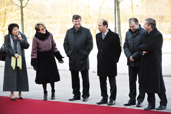 Foto tedna: Razigrana ministrska ekipa čaka na prihod Mira Cerarja in predsednika srbske vlade Aleksandra Vučića