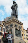 Rajmond Debevec pod spomenikom Giordanu Brunu na trgu Campo dei Fiori, kjer so ga pred 415 leti sežgali na grmadi, Rim, Italija / Foto Metka