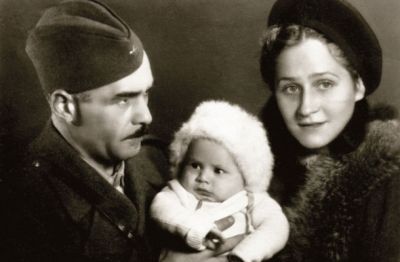 Oče Magomed Gadžijev v partizanski uniformi, mati Marina Lenarčič Gadžijev in v sredini mali Eldar. 