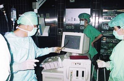 Dr. Gadžijev razlaga postopek medoperativne ultrazvočne preiskave v operacijski dvorani. Metodo je prav on vpeljal v slovensko kirurško prakso.