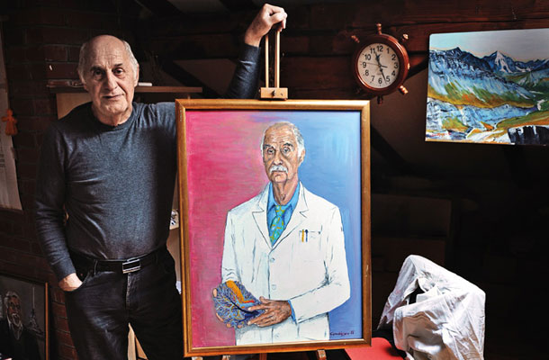 Eldar Gadžijev ob svojem avtoportretu. Svoje slike je pred leti razstavil v avli ljubljanskega Kliničnega centra. 