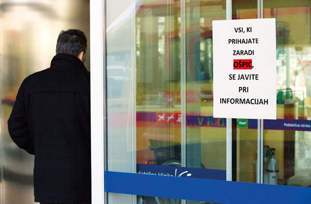 Obvestilo na vhodnih vratih ljubljanske pediatrične bolnice 