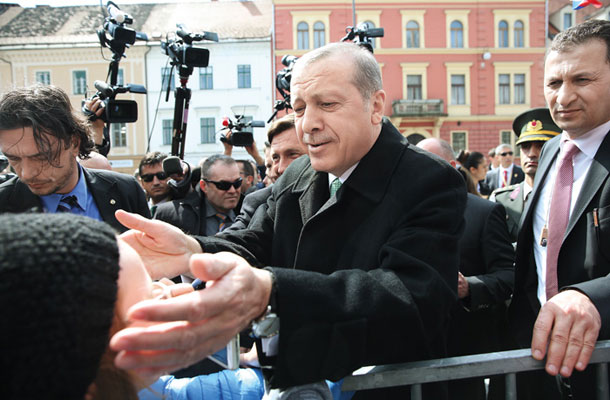 Doma absolutist, v tujini svetovljan. Turški predsednik Erdogan na obisku v Sloveniji.