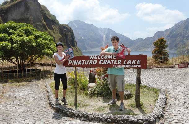 Miha in Tina, Mount Pinatubo, Filipini / Foto filipinske punce