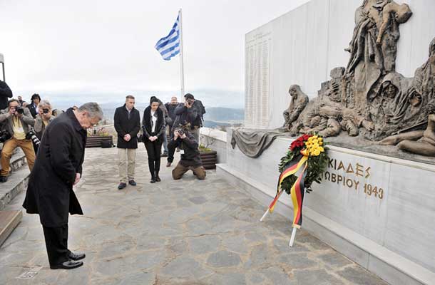 Nemški predsednik Joachim Gauck lanskega marca med obiskom grške vasi Lingiades, kjer so nacisti leta 1943 pobili več kot 80 civilistov, med njimi tudi veliko otok in žensk