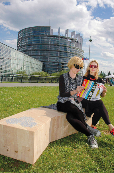 Slovenska klop Love bench avtoric Mateje Panter in Anke Štular, evropski parlament Strasbourg, FR / Foto Anonimus