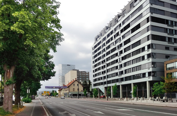 Dunajska cesta: tri starejše hiše med večjimi novimi stavbami zadržujejo širitev ulice, pločniki in kolesarske steze pa so neudobno ozki. Na drugih glavnih cestah je stanje večinoma še slabše. 