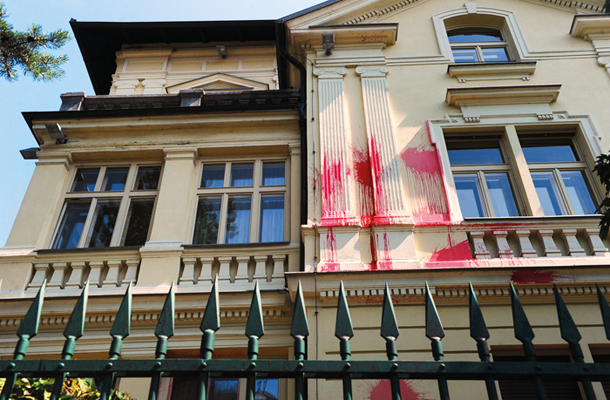 Popackana fasada nemškega veleposlaništva v Ljubljani