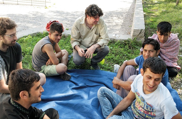 Gianluca Nigro in Aljoša Kalc s stanovalci večnamenskega središča Sklada Mitje Čuka na Opčinah pri Trstu