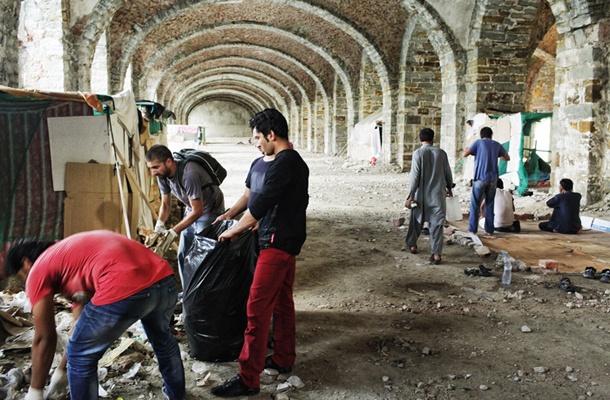 Zaposleni pri konzorciju ICS z begunci in nekaterimi prostovoljci čisti opuščene neskončne dvorane nekdanjega silosa pri tržaški železniški postaji