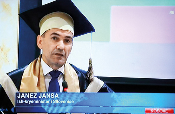 Janez Janša, ponosni nosilec častnega doktorata kosovske šole Universum College 