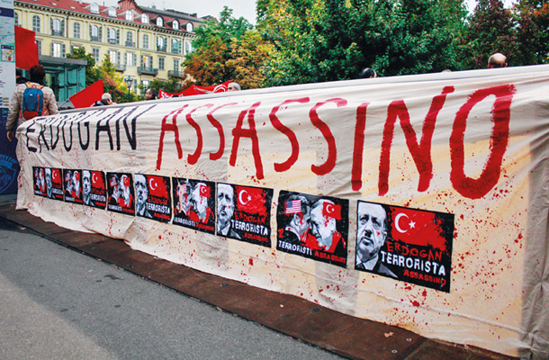 Protest proti Erdoganu v Torinu z jasnim sporočilom 