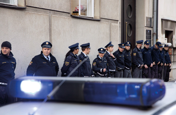 Začetek splošne stavke zaposlenih v policiji pred poslopjem vlade
