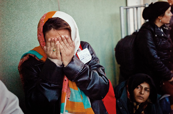 Begunka iz Afganistana  v Dobovi (na listku v angleščini piše, da išče družino)